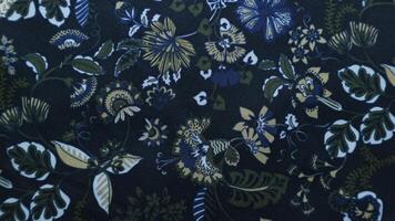 fragment de motif textile tapisserie rétro coloré avec ornement floral utile comme arrière-plan photo