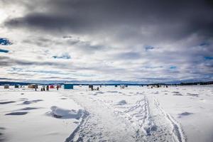 Cabane de pêche à l'éperlan des glaces lors d'une journée froide mais ensoleillée d'hiver au Québec photo
