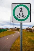 signe de piste cyclable et piétonne et piste floue photo