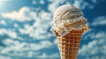 une scoop de la glace crème sur une cône photo