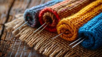 proche en haut de une rangée de tricot aiguilles photo