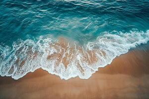ai généré doux vague de bleu océan doucement clapotis sur une sablonneux plage avec clair l'eau et subtil mousse sur le littoral. photo
