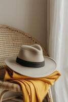 blanc chapeau sur chaise photo