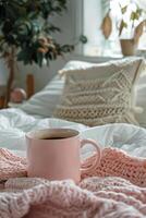 rose café tasse sur lit photo