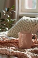 rose café tasse sur lit photo