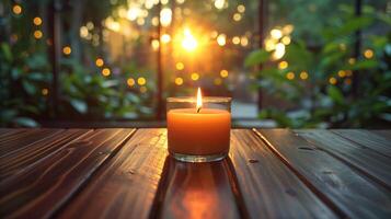 embrasé bougie à le coucher du soleil sur une en bois table photo
