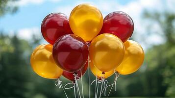 vibrant rouge et Jaune des ballons contre une nuageux ciel photo