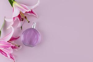 luxe rond bouteille de aux femmes parfum sur pastel Contexte avec jardin délicat fleurs de lys. présentation de une floral fragrance. Haut voir. une copie espace photo