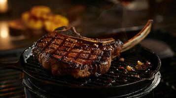 barbecue grillé tomahawk steak sur jeter le fer gril surface Contexte fermer photo