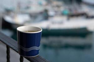 Matin fermer thé dans tasse, lever du soleil bokeh surplombant port vues dans Taïwan photo