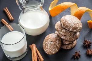 pain d'épice Gâteaux avec cruche de Lait photo