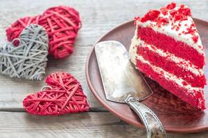 rouge velours gâteau sur le assiette photo