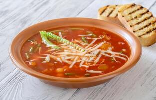 portion de soupe de légumes avec pâtes soupe photo