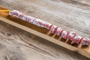 Couper Espagnol salami sur le en bois planche photo