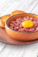 du boeuf steak tartare photo