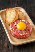 du boeuf steak tartare photo