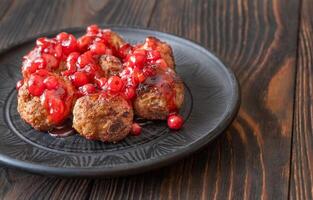 suédois Boulettes de viande avec airelle sauce photo