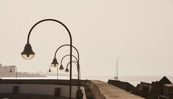 lanternes sur le promenade contre le Contexte de le mer. photo