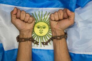 les poings cette Pause le Chaînes sur le argentin drapeau. argentin révolution et indépendance concept photo