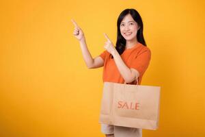 excité Jeune asiatique femme célébrer sa réussi achats fête avec Sacs et une sourire. vente au détail thérapie Bonheur. photo