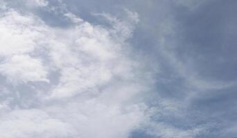 ciel avec cirrus des nuages photo