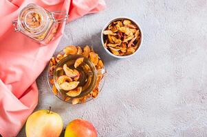 délicieux compote de aromatique séché pommes dans une tasse sur le table la toile bannière Haut vue photo