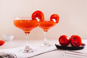 branché tomate martini cocktail dans des lunettes sur le table photo