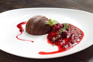 Chocolat mousse avec fraise sauce photo