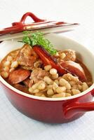 cassoulet, classique français plat avec divers viandes et vaste des haricots photo