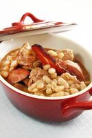 cassoulet, classique français plat avec divers viandes et vaste des haricots photo