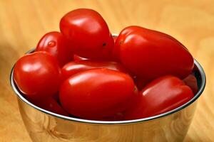 Cerise tomates dans bol pour en train de préparer vaisselle photo