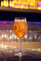 spritz, branché boisson avec aperol, la glace et prosecco photo