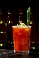 sanglant Marie, classique boisson avec tomate jus, vodka, citron jus et poivre photo