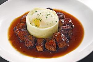 bouilli Oeuf avec cubes de Viande dans rouille sauce photo