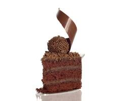 Chocolat gâteau avec Chocolat crème remplissage et brigadeiro photo