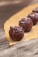 Chocolat truffes avec 70 pour cent cacao et des noisettes photo