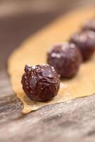 Chocolat truffes avec 70 pour cent cacao et des noisettes photo