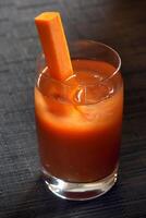 sanglant Marie, classique boisson avec tomate jus, citron jus, poivre sauce et Vodka photo