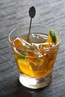 vieux façonné, classique boisson avec whisky, angostura, glace, sirop et Orange tranche photo