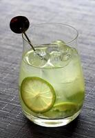 caipiroska, boisson avec vodka, citron, sucre et la glace dans une verre photo
