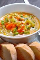 assorti légume soupe servi dans bol avec pain photo