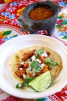 taco Al pasteur, classique mexicain cuisine avec oignon, paprika, chipotle et porc longe photo