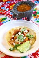 taco Al pasteur, classique mexicain cuisine avec chipotle, paprika, oignons et porc longe photo