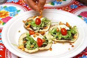 traditionnel tostada, classique de mexicain cuisine avec laitue, haché tomates, frit poulet frites photo