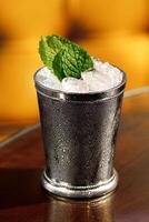 menthe Julep, classique boisson avec menthe, Bourbon whisky, sucre sirop et aromatique bitter photo