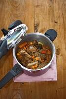 poulet Ragoût avec des légumes dans le pression cuisinier photo