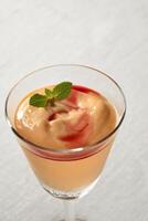 Papaye crème avec Cassis liqueur, brésilien dessert photo