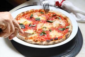 pas à pas guider sur Comment à manger authentique napolitain Pizza avec votre mains photo