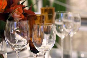 sophistiqué les tables avec assiettes, coutellerie et bien des lunettes fermer photo