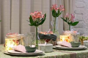 sophistiqué les tables avec assiettes, coutellerie et bien des lunettes fermer photo